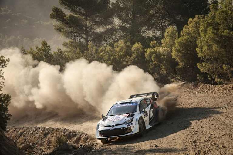 Auch Sami Pajari (Toyota) kämpfte bei der Akropolis mit Schwierigkeiten des Kraftstoffsystems