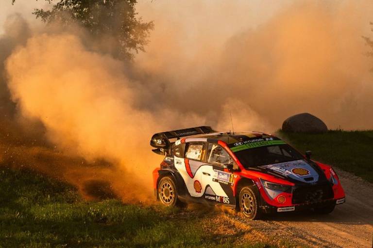 Weltmeister Thierry Neuville nach der ersten Etappe auf dritter Position