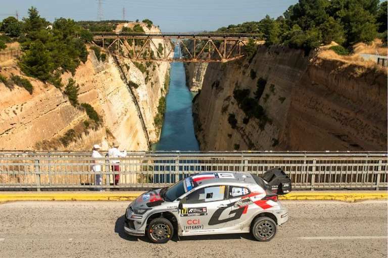 Sebastian Ogier im Toyota mit Respektabstand auf die Hyundai-Fahrer Tänak und Fourmaux