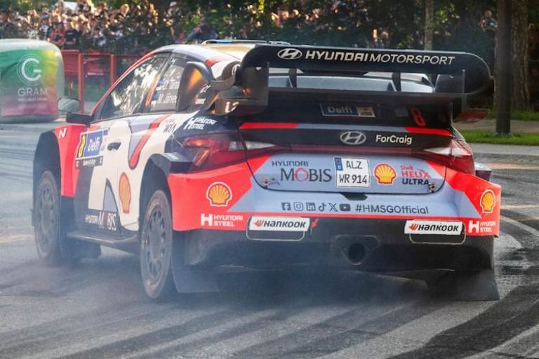 Beim Heimspiel vorderhand als bester Verfolger auf Platz zwei: Der Este Ott Tänak im Hyundai