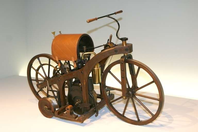 Der Daimler Reitwagen steht im Mercedes-Benz-Museum in Stuttgart