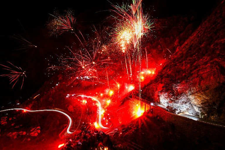 Der Saisonauftakt der Rallye-WM wird gleich zu Beginn immer mit einem spektakulären Feuerwerk begleitet