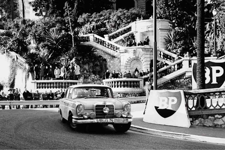 Die F1-Strecke von Monaco wurde schon in den 1960er Jahren für die Monte genutzt: Ewy Rosqvis/Ursula Wirth in 1963 mit dem Heckflossen-Mercedes 220 SE