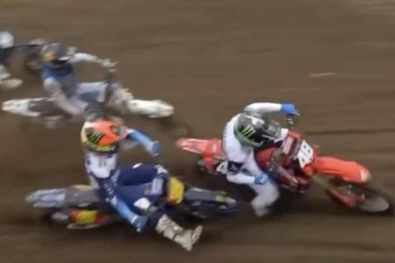 Deegan und Hymas kollidieren in der ersten Kurve