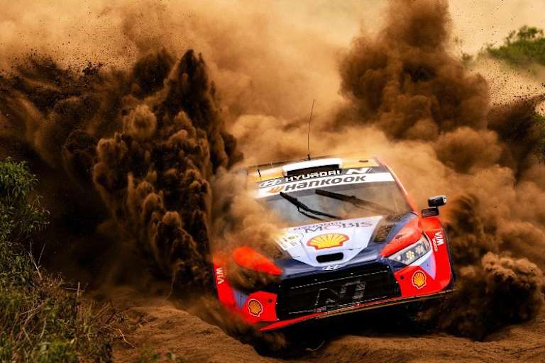 Ott Tänak gewann zuerst vier Wertungsprüfungen, dann warf ein Antriebswellenschaden den Esten zurück