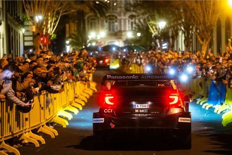 Der zweifache Weltmeister Kalle Rovanperä kommt nach bisher harzigem WM-Verlauf  jetzt in Schwung, Die Fans freut es.