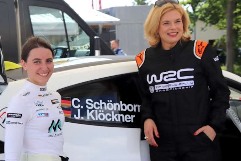 Adrenalin statt Amtsgeschäfte: Julia Klöckner vor der Fahrt mit Claire Schönborn