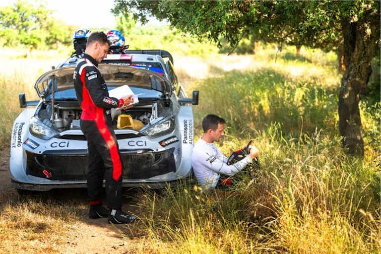 Sebastien Ogier und Co Vincent Landis: Beim Relaxen - kein Stress mit Reifenschäden wie andere
