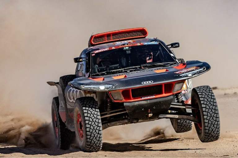 Statt Wüstensand auf Eifelvulkanterrain: Dakar-Sieger-Audi RS Q-etron mit Wüstenfüchsin Jutta Kleinschmidt bei Präsentationsfahrten am Start