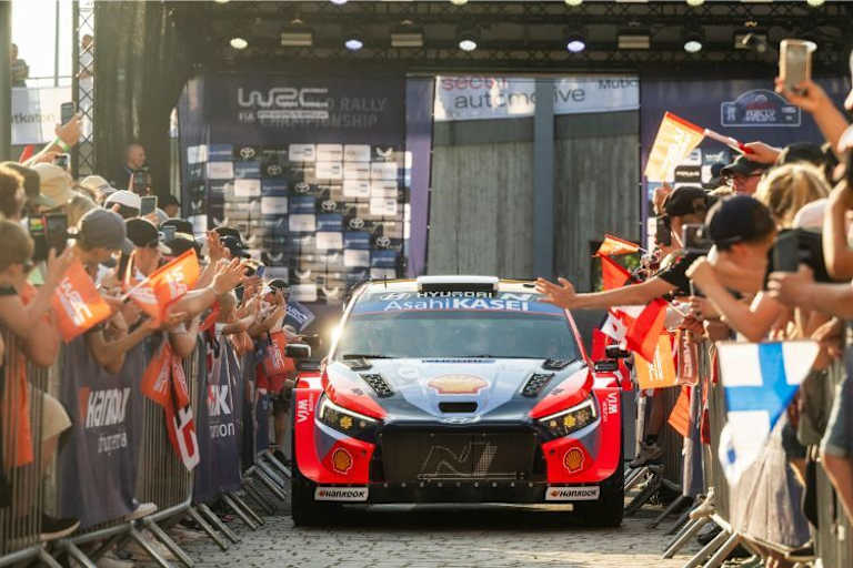 Hyundai-Fahrer Ott Tänak im Spalier der finnischen Fans