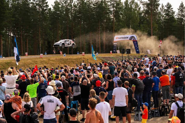 WM-Teilzeitfahrer Sebastien Ogier (Toyota) liegt auf Tuchfühlung zur Spitze