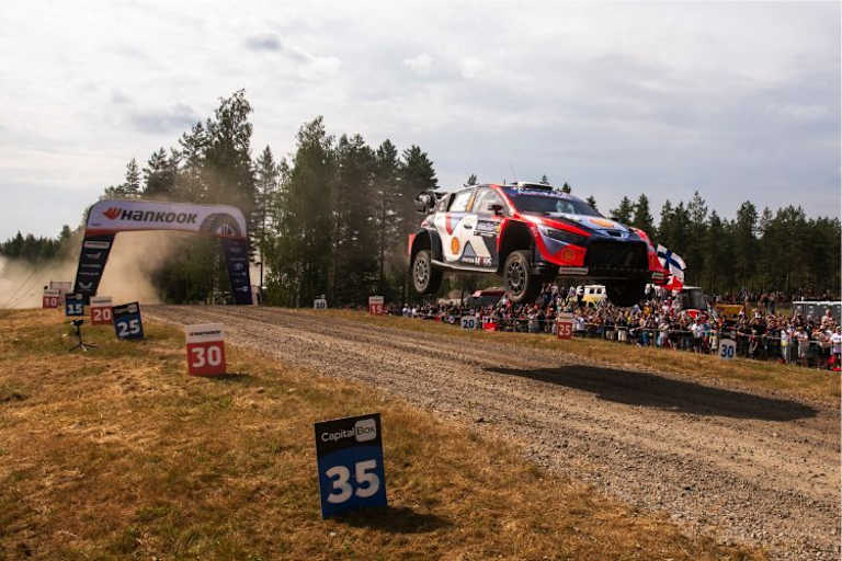 Weite Sprünge, aber nach Strafe wohl ohne Chance auf WM-Punkte oder gar Podium in Finnland: Ott Tänak