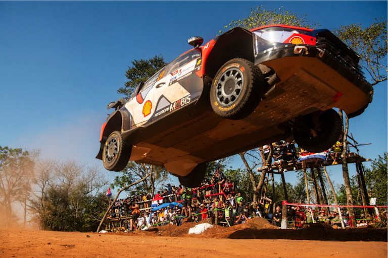 Ott Tänak (Hyundai) mit spektakulären Sprüngen auf Platz vier