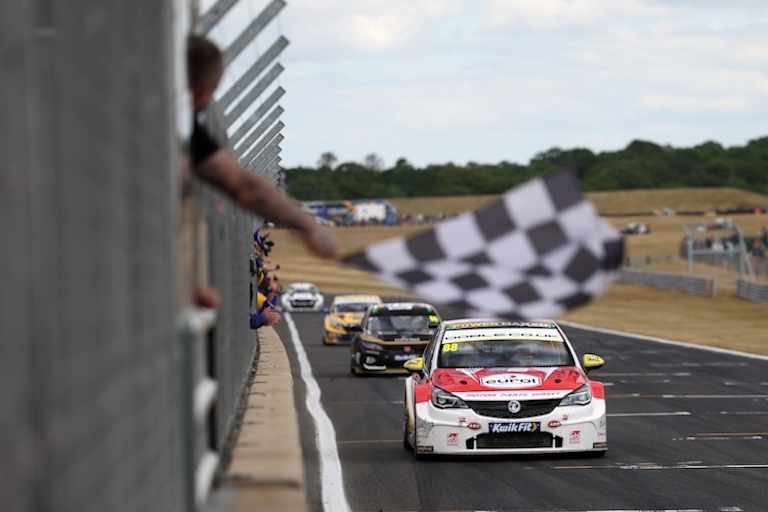 Mikey Doble gewann für Power Maxed Racing in Snetterton