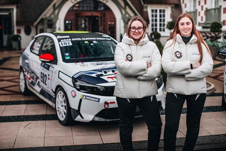 Emma Chalvin (r.) und Copilotin Emy Ailloud-Perraud