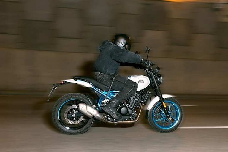 Faltenbälge an der Gabel, tiefliegender Auspuff: Details, die den Praktiker erfreuen