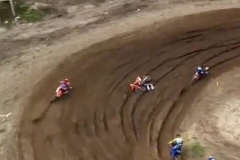 Liam Everts wurde unter seinem Bike eingeklemmt