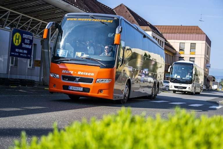 Für die Fans sind viele Shuttle-Busse im Einsatz