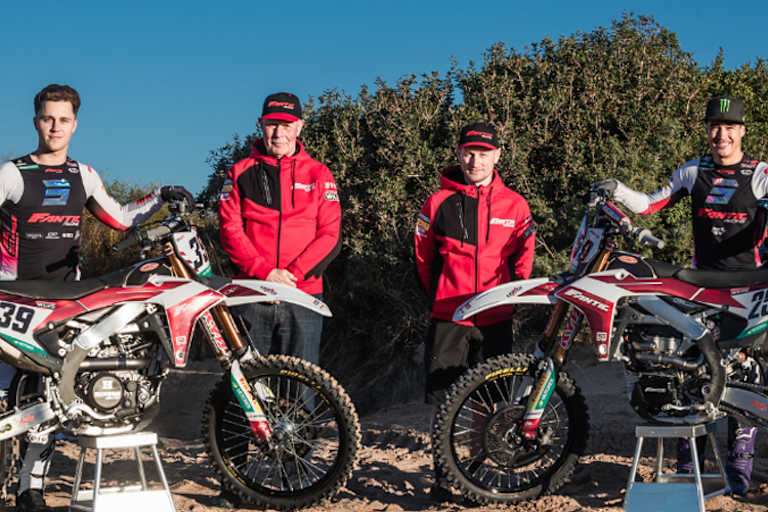 Das Fantic Werksteam unter der Leitung von Louis Vosters