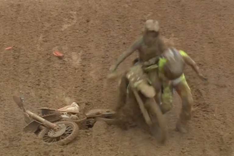 Der gestürzte Jeffrey Herlings wurde vom nachfolgenden Romain Febvre erfasst