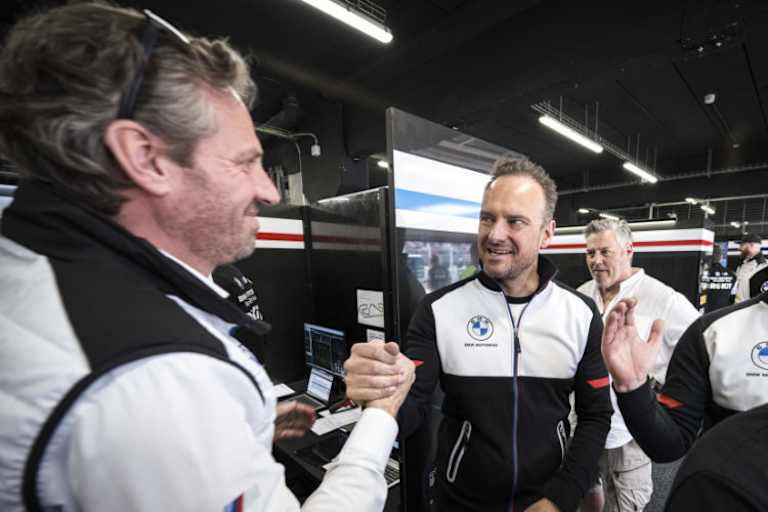BMW-Chef Markus Flasch (li.) mit SPEEDWEEK-Redakteur Ivo Schützbach