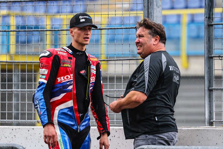 Alt (li.) berät sich mit Jens Holzhauer