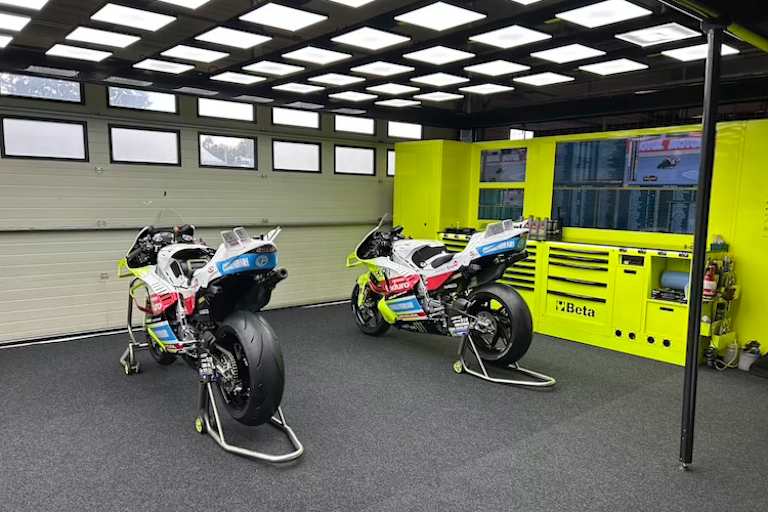 Die Morbidelli-Seite der VR46-Garage in Brünn. «Morbido» kann verletzt nicht fahren – seine Bikes stehen trotzdem bereit