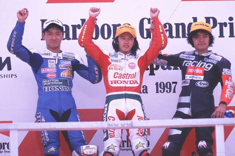 Japans 250er-Helden 1997 in Suzuka: Sieger Kato zwischen Tohru Ukawa und Tetsuya Harada