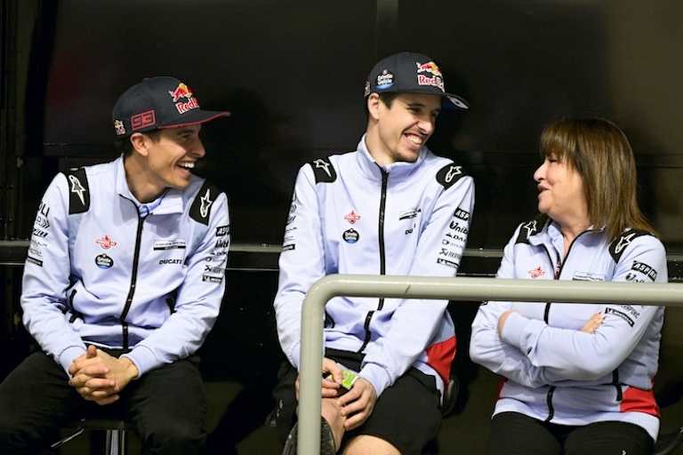Gresini-Chefin Nadia Padovani mit den Márquez-Brüdern