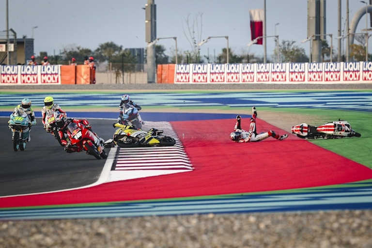 Zu viel: Filippo Farioli (re.) flog bereits beim Auftakt in Losail ab