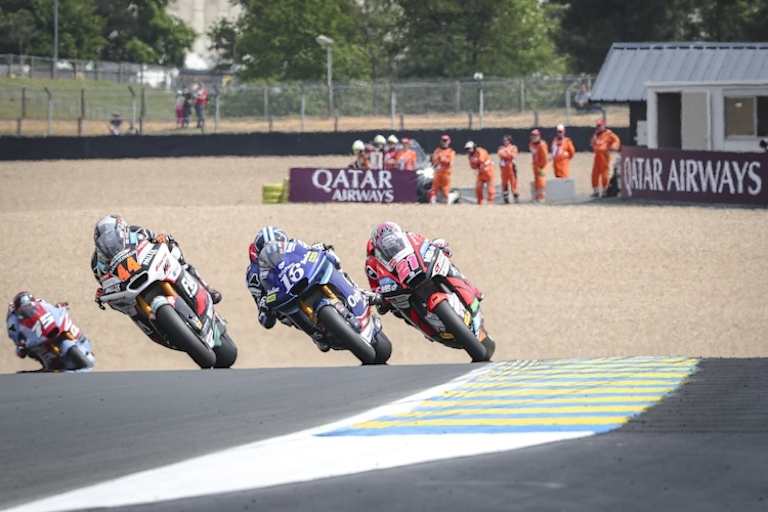 Voll in Action. Aron Canet im Kampf gegen Joe Roberts und Alonso Lopez