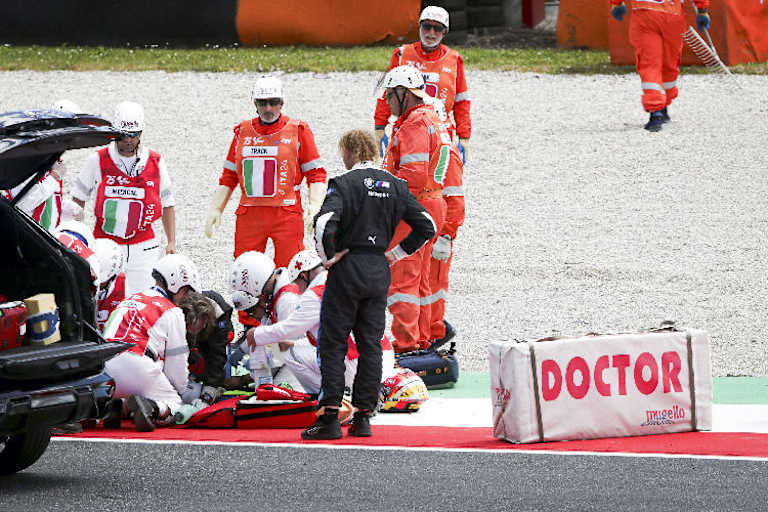 Schnelle Hilfe nach dem Sturz in der ersten Runden des ersten MotoE-Rennens in Mugello