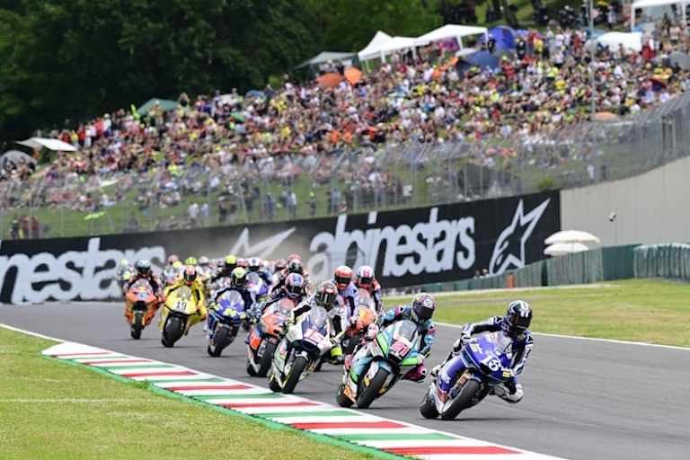 Joe Roberts führt auf seiner Kalex vor Alonso Lopez auf Boscoscuro