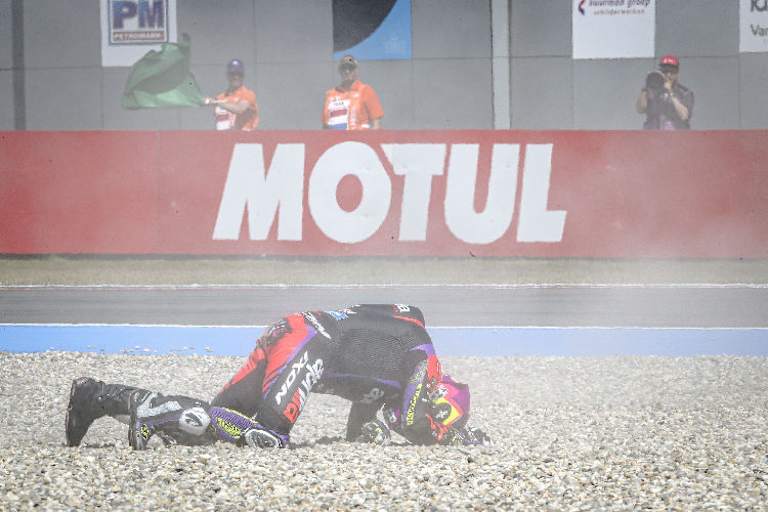 Man kann die Schmerzen förmlich durch das Foto sehen: Espargaró schmerzverkrampft im Kies