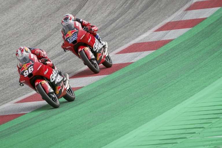 Teamkollege bei Tech3 wird Jacob Roulstone (12), gefahren wird wieder in Orange