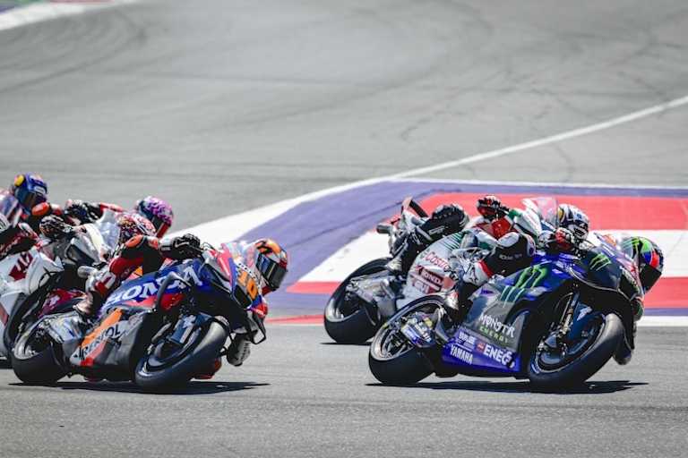Alex Rins versucht sich gegen die Honda-Piloten zu verteidigen
