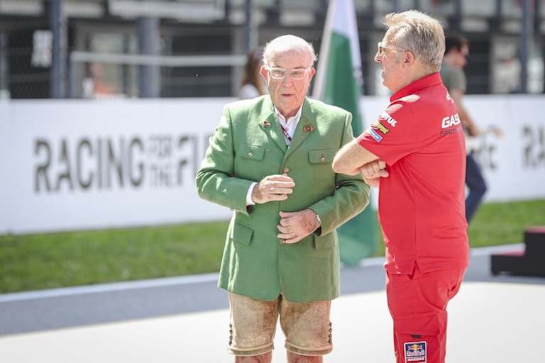 Hervé Poncharal in Spielberg neben einem traditionsbewußten Dorna-CEO Carmelo Ezpeleta