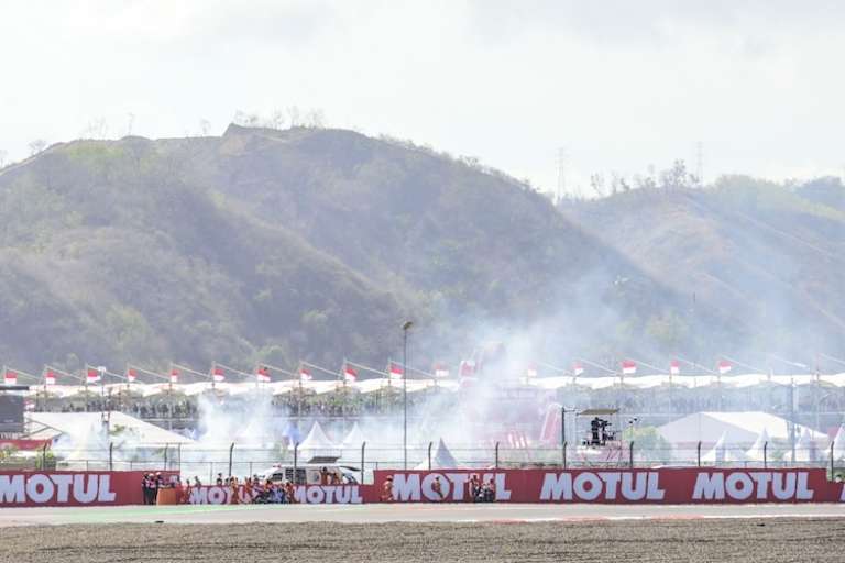 Rauch über Mandalika: Motorschaden und Feuer bei der Gresini-Ducati