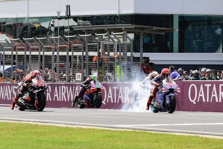 Gefährliche Situation beim Start: Marc Marquez rutschte auf seinem eigenen Visier aus