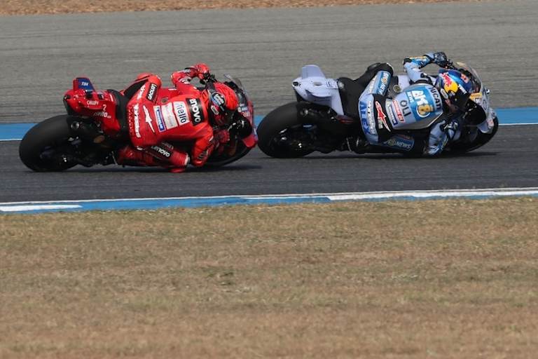 Führungsarbeit. Rundenlang war Alex der Taktgeber für Marc Marquez