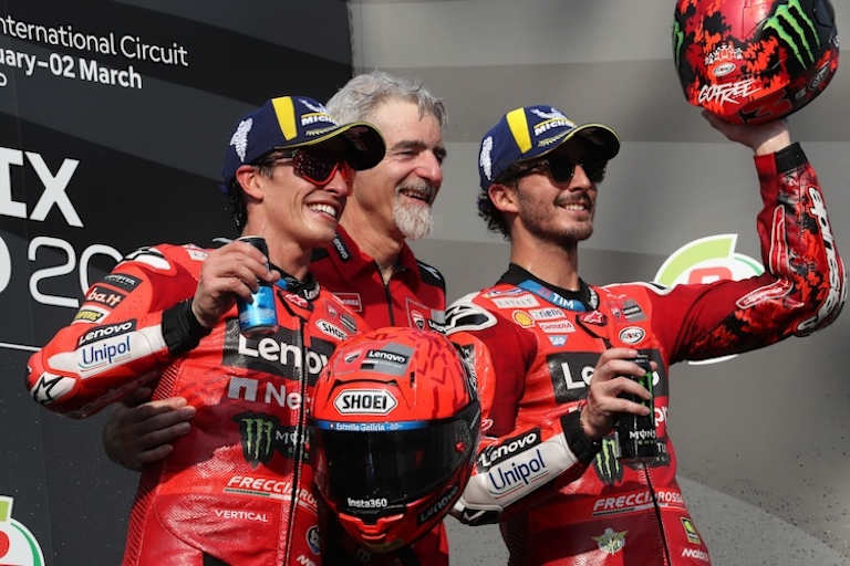 Gigi Dall'Igna mit Pecco Bagnaia und Marc Marquez auf dem Podium in Buriram