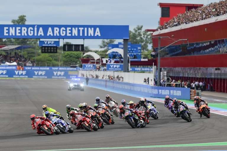 Start der Königsklasse in Las Termas, Bezzecchi mit Crash