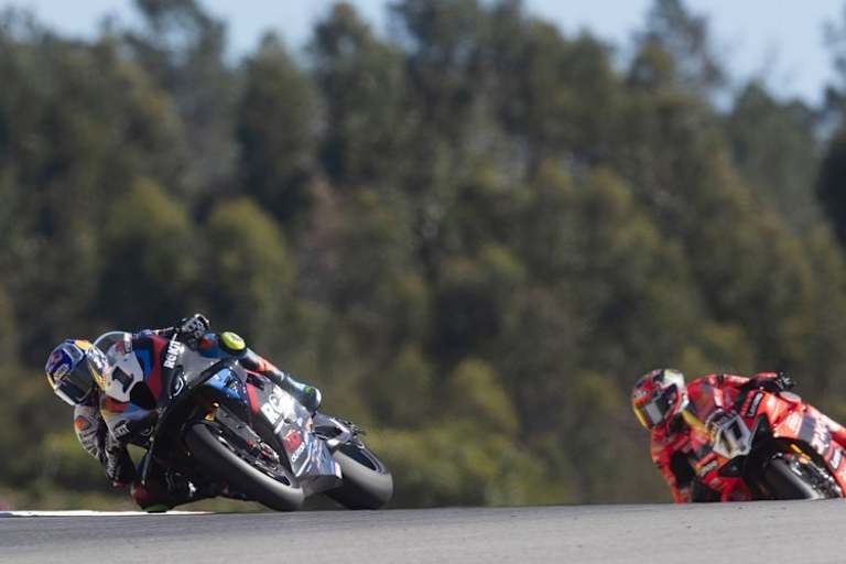 Toprak Razgatlioglu (BMW) holte in Portimao einen Hattrick