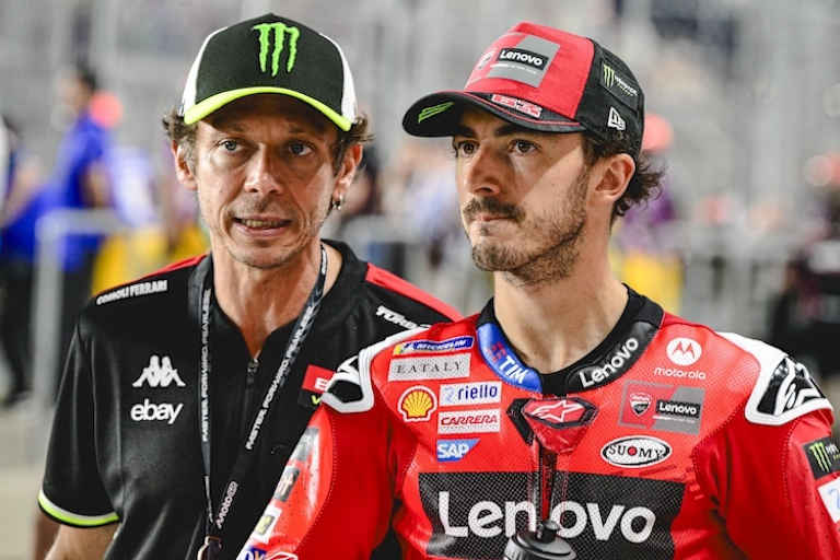 Ohne Abstand: Rossi mit Akademie-Schützling Bagnaia