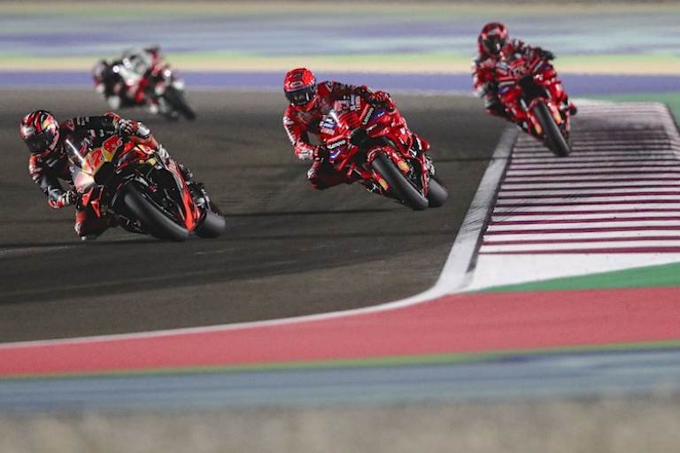 Maverick Vinales führte den GP von Katar vor den Ducati-Werkspiloten an