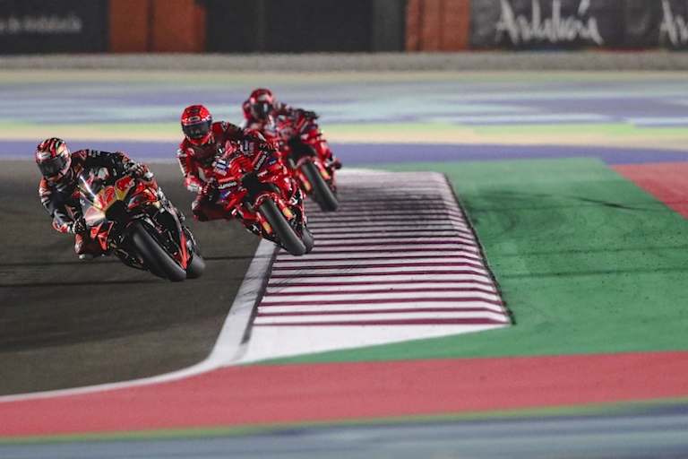 Orange Erscheinung: Maverick Vinales arbeitete sich auf der KTM RC16 in Losail an den Ducati-Werksfahrern vorbei