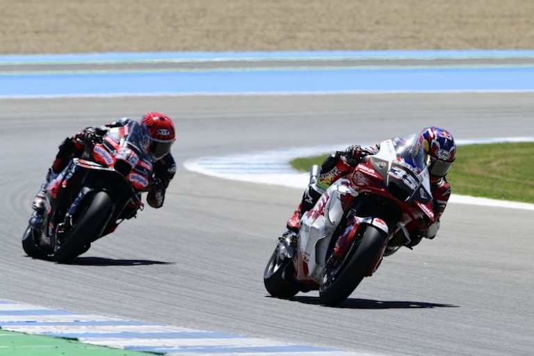 Flucht ohne Erfolg: Beim MotoGP-Sprint in Jerez wurde Chantra von Aprilia-Testfahrer Savadori eingefangen