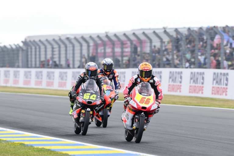 Joel Kelso (66.) führte das Moto3-Rennen von Ende der ersten Runden bis zur letzten Kurve an