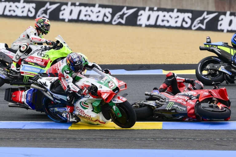 Trubel in der ersten Schikane: Zarco ging geradeaus