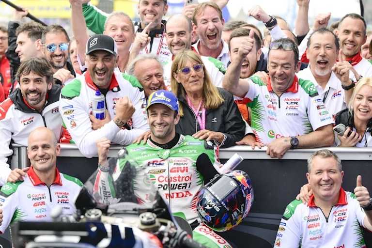 Zarco feiert: Mit dabei die Eltern des MotoGP-Seniors